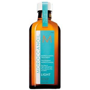 Univerzální pečující olej Moroccanoil pro jemné a světlé vlasy lze použít jako kondicionér, masku nebo stylingový přípravek. Zkracuje dobu vysoušení vlasů. Moroccanoil / běžná cena 1135 Kč, 100 ml
